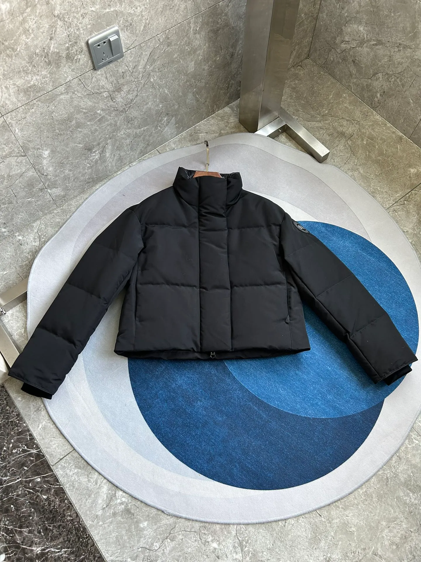 P880 E2266WB Grandview black label short jacket down jacket. Constructed from Arctic Tech recycled fabric®, it features a cinchable hem for sleek styling and storage. Color: black. Size: XS S M L XL.